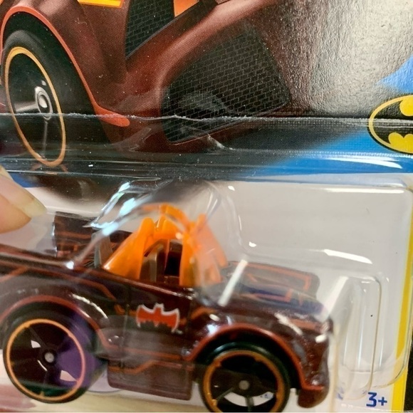 MATTEL HOT Wheels 2023 Tooned 66’ Classic Batmobile NWT - Picture 8 of 9